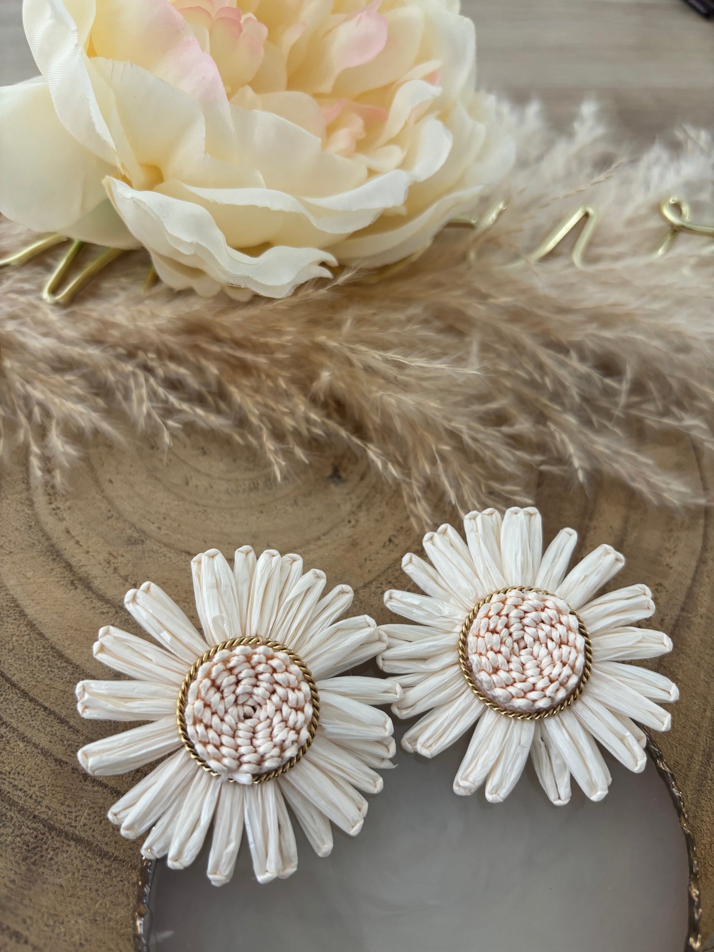 Boucles d’oreilles grosses fleurs blanches