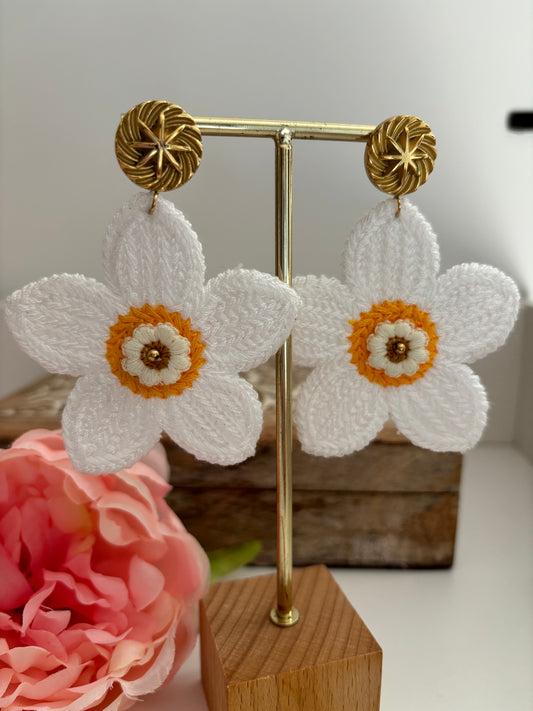 Boucles d’oreilles fleurs tricotées blanches