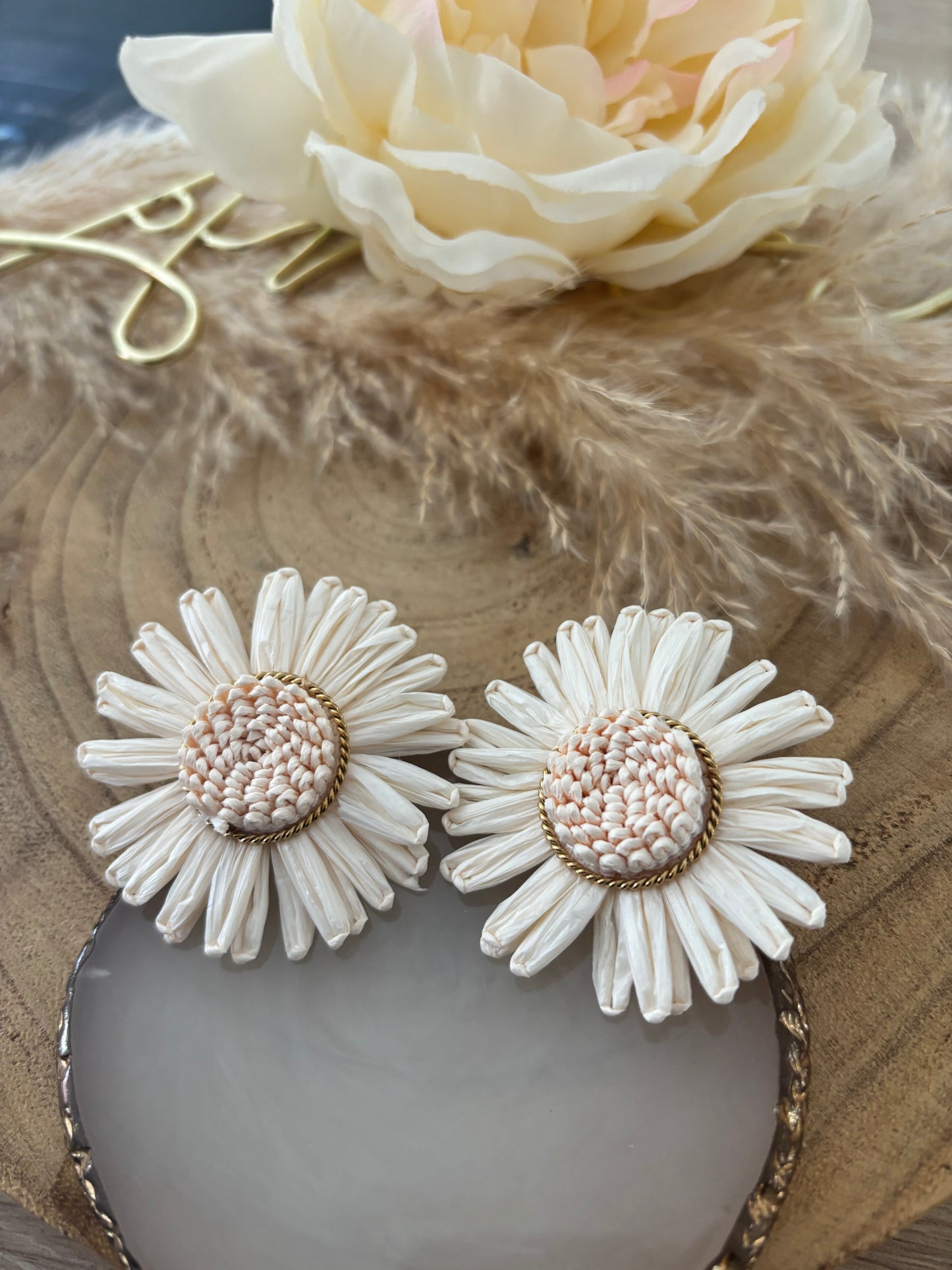 Boucles d’oreilles grosses fleurs blanches